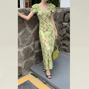 法式V领绿色连衣裙女夏高级感修身显瘦大方得体2025巨好看的裙子