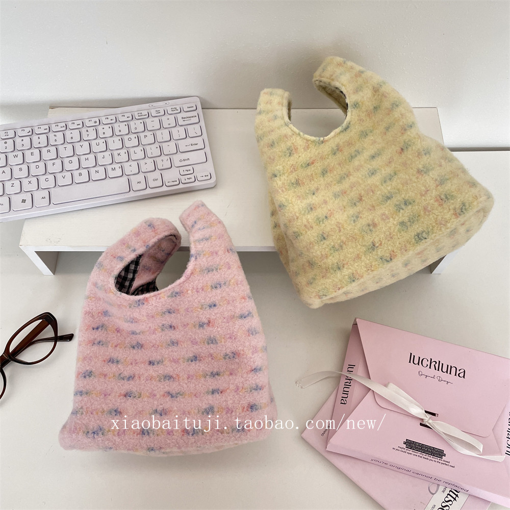 小白兔几 时尚毛绒绒刺绣小花手提包新款百搭ins手腕包休闲包女包