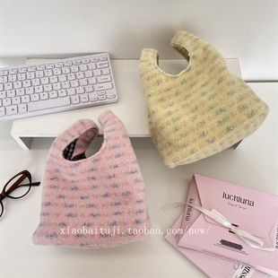 百搭ins手腕包休闲包女包 毛绒绒刺绣小花手提包新款 小白兔几 时尚