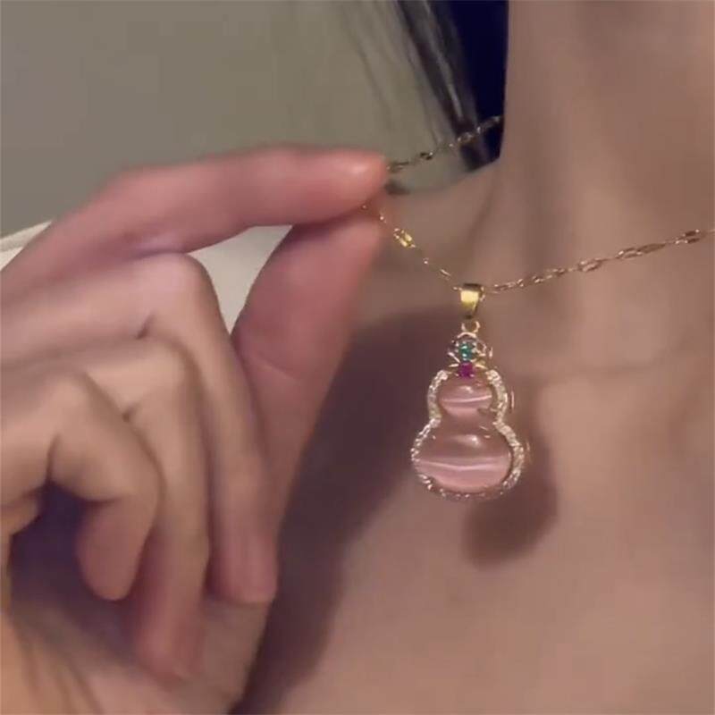 粉黛红颜粉色猫眼石葫芦吊坠项链女网红新款时尚高级感轻奢锁骨链