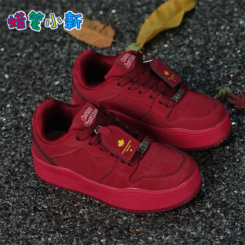 蜡笔小新酒红色厚底板鞋面包鞋