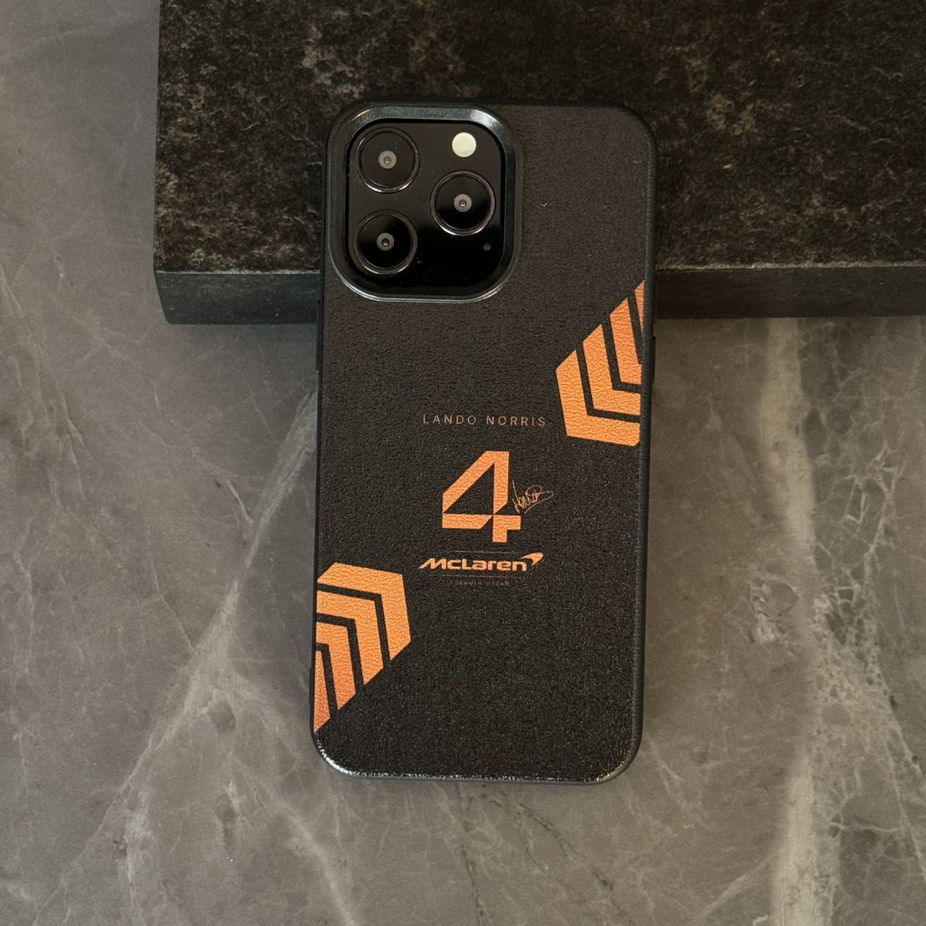 迈凯伦F1赛车兰多诺里斯16Promax大孔纯色皮纹手机壳适用苹果17Air防摔iphone15全包14创意ip13保护套薄耐脏