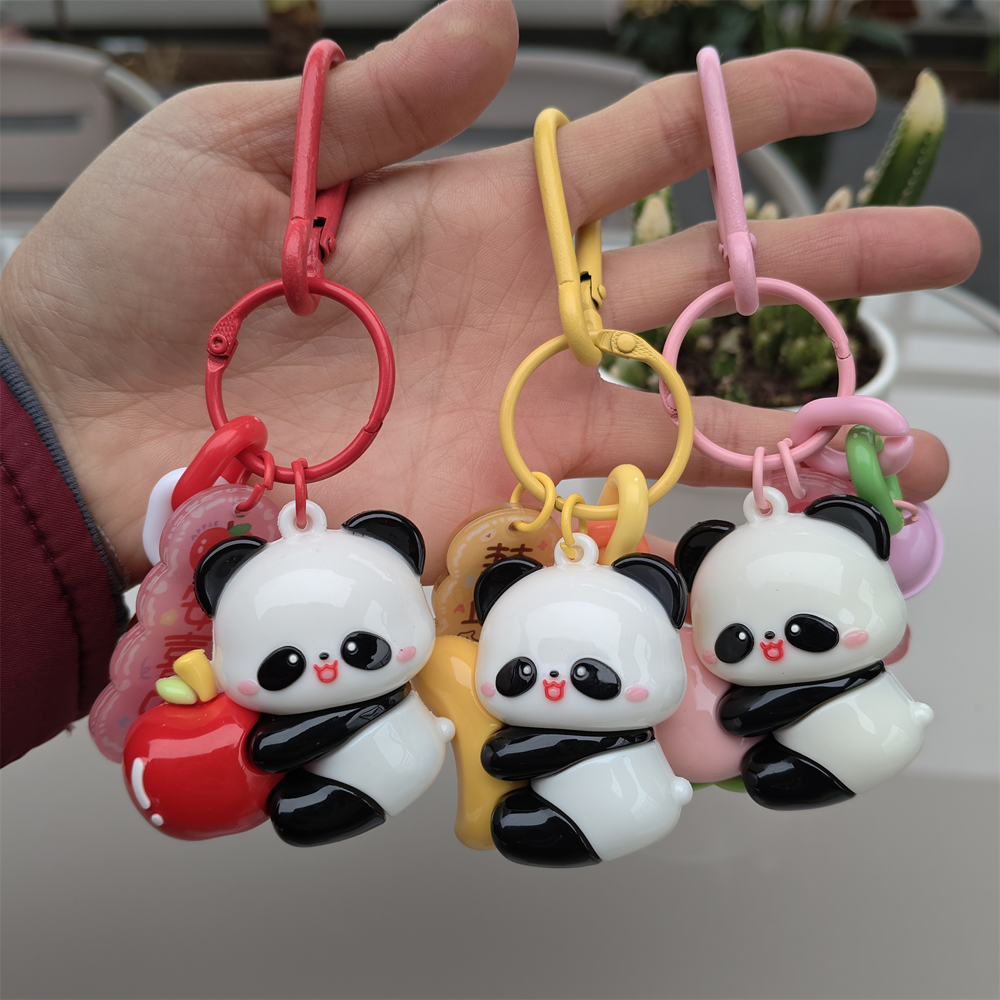 创意电镀抱水果卡通熊猫钥匙扣