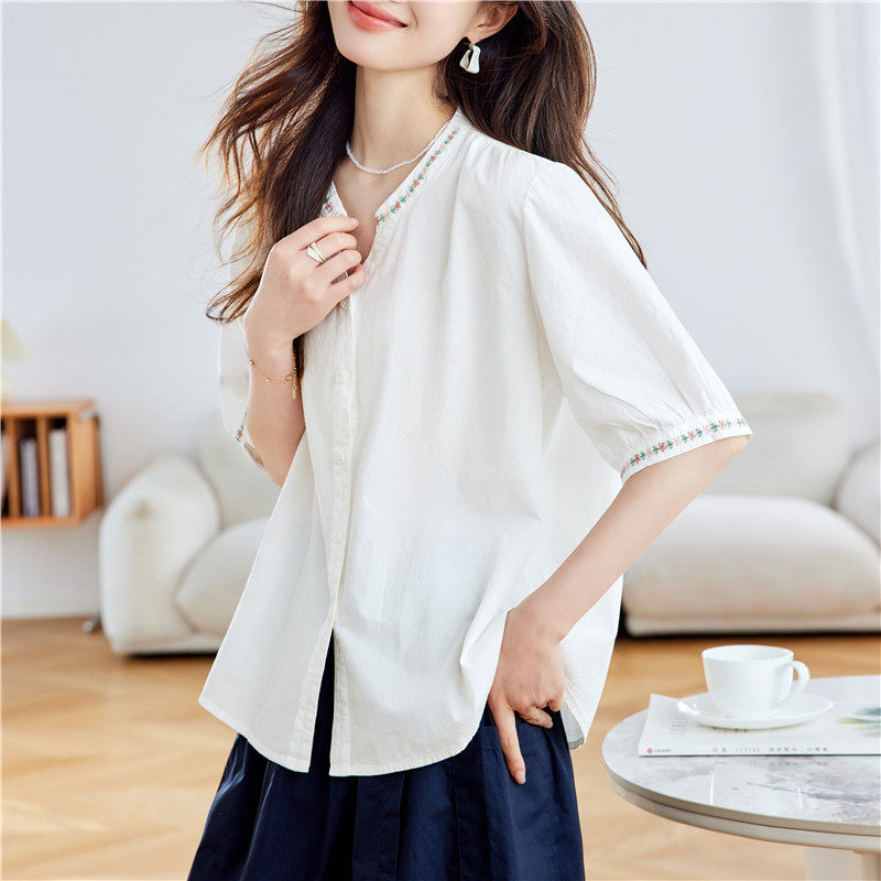 2025夏装新款白衬衫绣花T恤中袖衬衣女洋气夏短袖v领白色纯棉上衣
