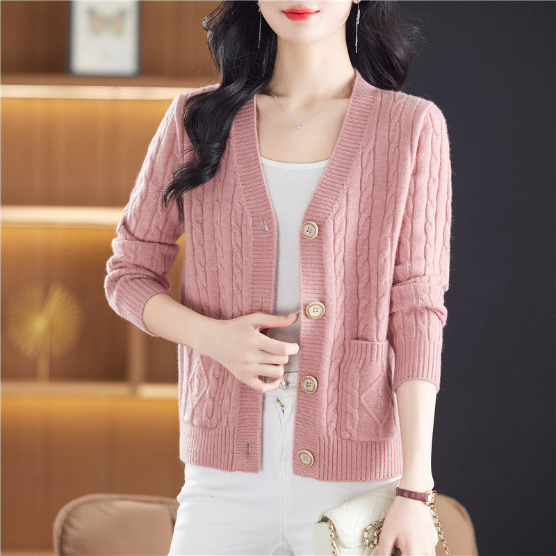 粉色短款针织开衫女春秋2025新款宽松慵懒风显瘦圆领麻花毛衣外套