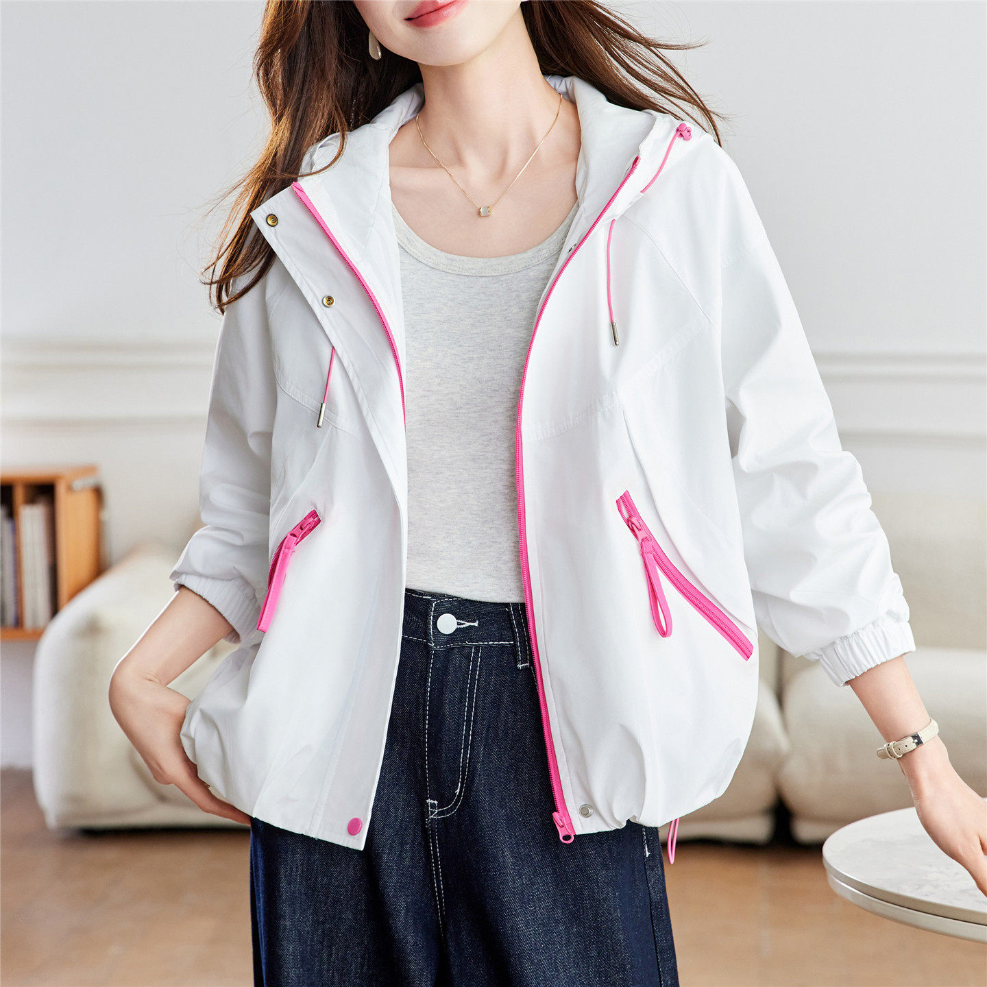 白色休闲风连帽卫衣短外套女2026春季宽松撞色风衣百搭夹克棒球服