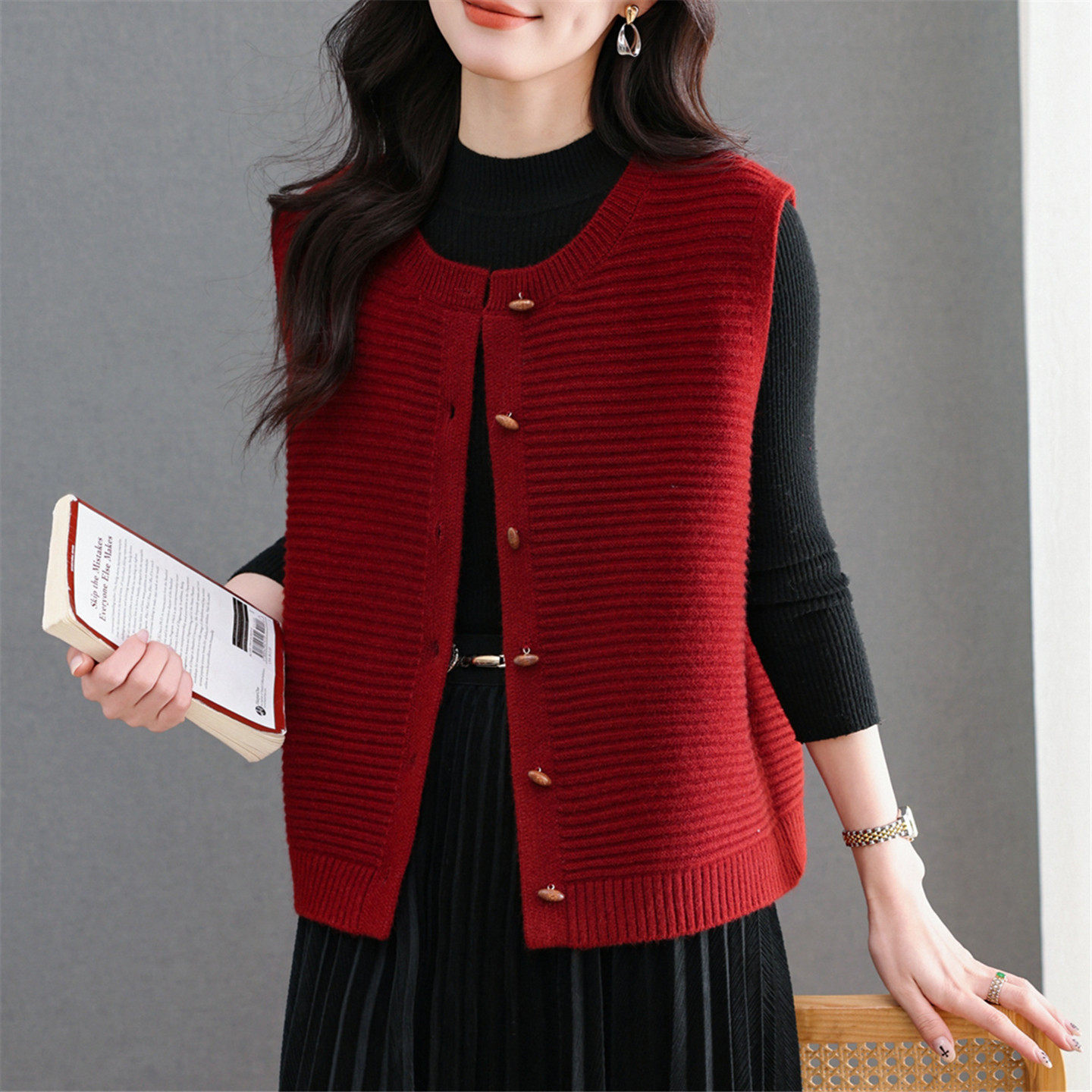 红色钮扣针织马甲女圆领无袖开衫2026早春秋新款背心叠穿外搭上衣