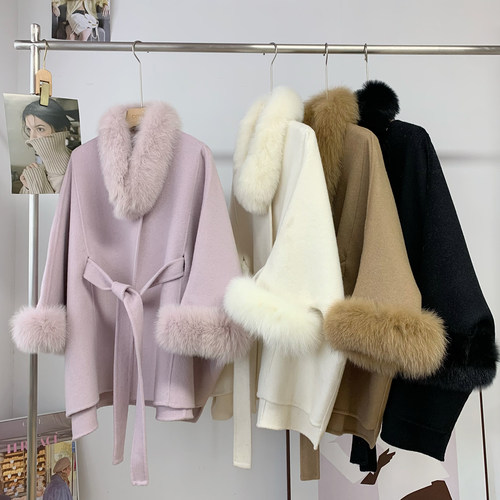 气质款！狐狸毛斗篷大衣