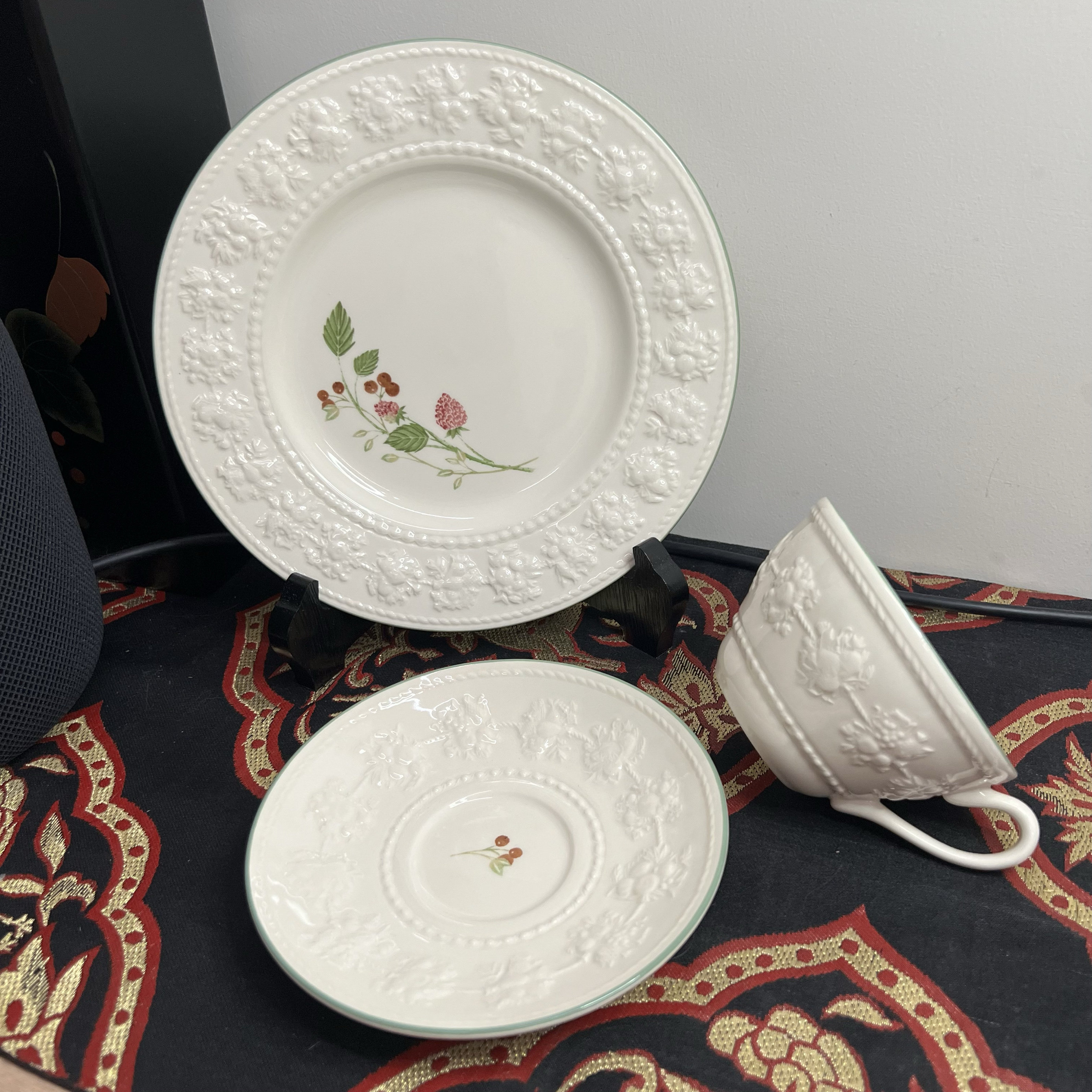 韦奇伍德wedgwood欢愉假日树莓浮雕餐盘餐碟点心盘水果盘平盘印尼