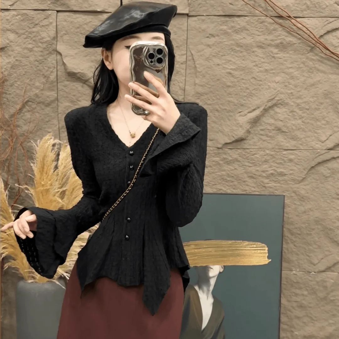 法式别致轻熟风压褶收腰喇叭袖V领衬衫女2025早秋款修身百搭上衣