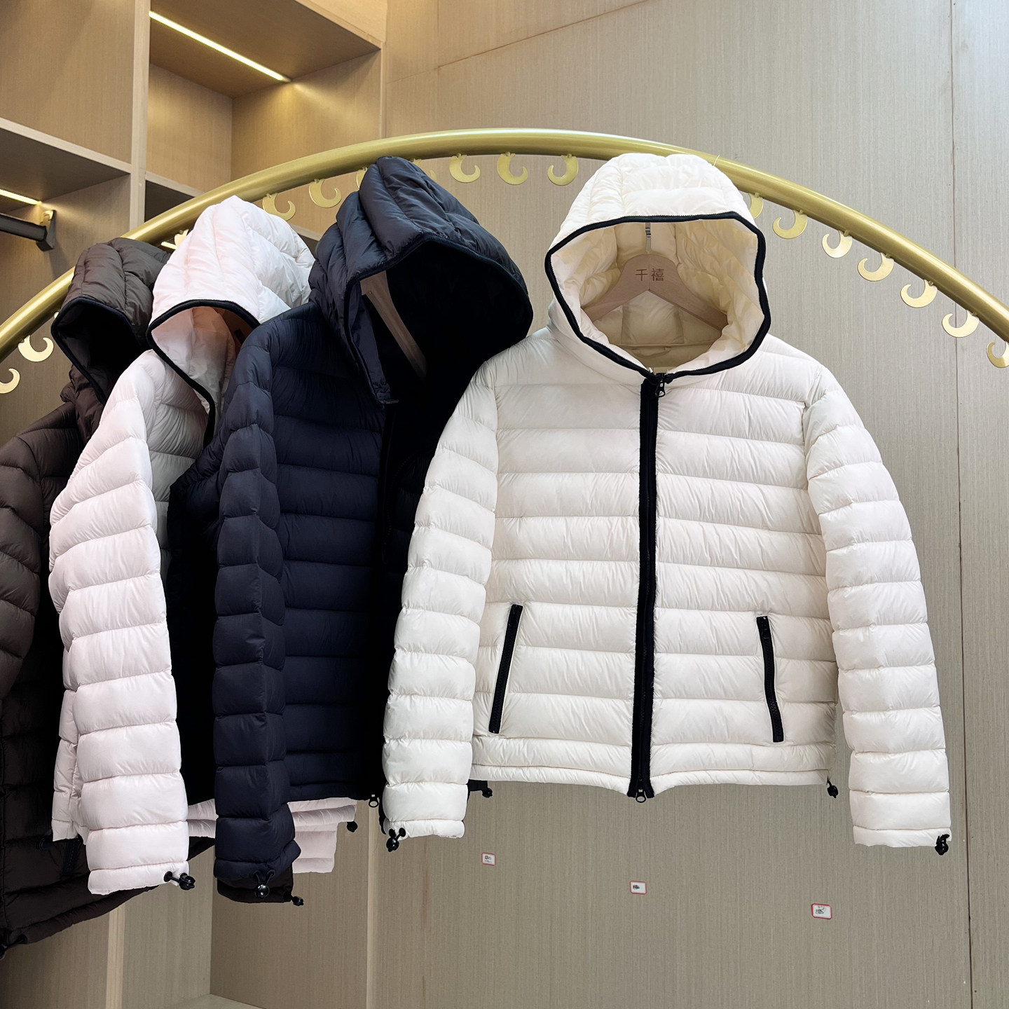 2026秋冬新款95白鸭绒女短款修身排骨超轻连帽羽绒服韩版时尚外套