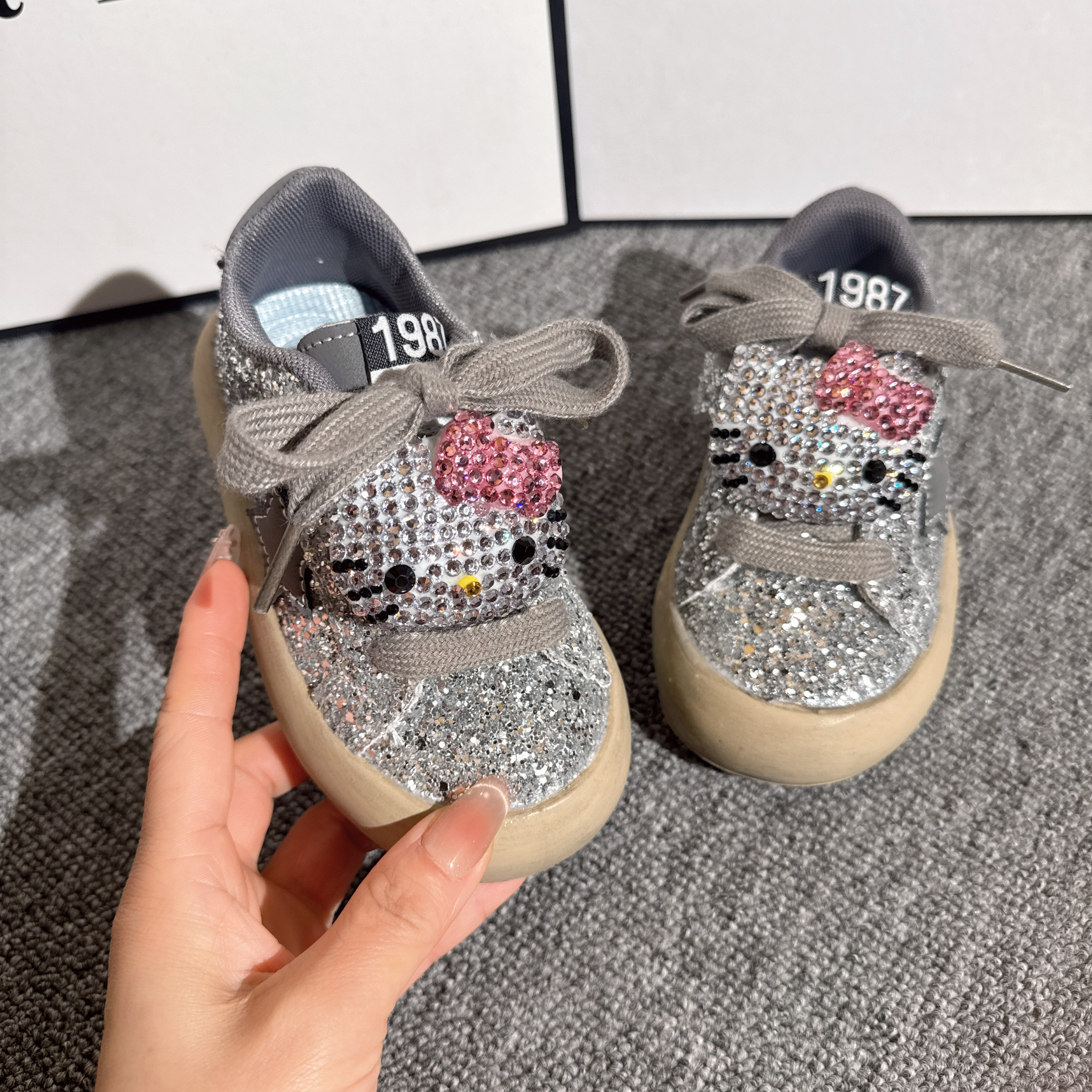 女童2026春秋新款防滑亮片板鞋图片