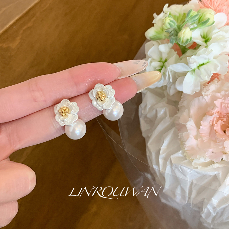 哑银双层花朵珍珠耳钉轻奢