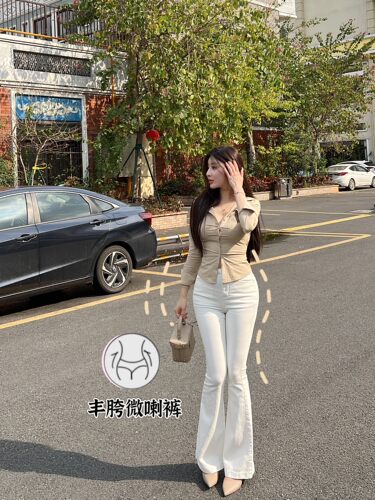 丰胯白色喇叭裤牛仔2024