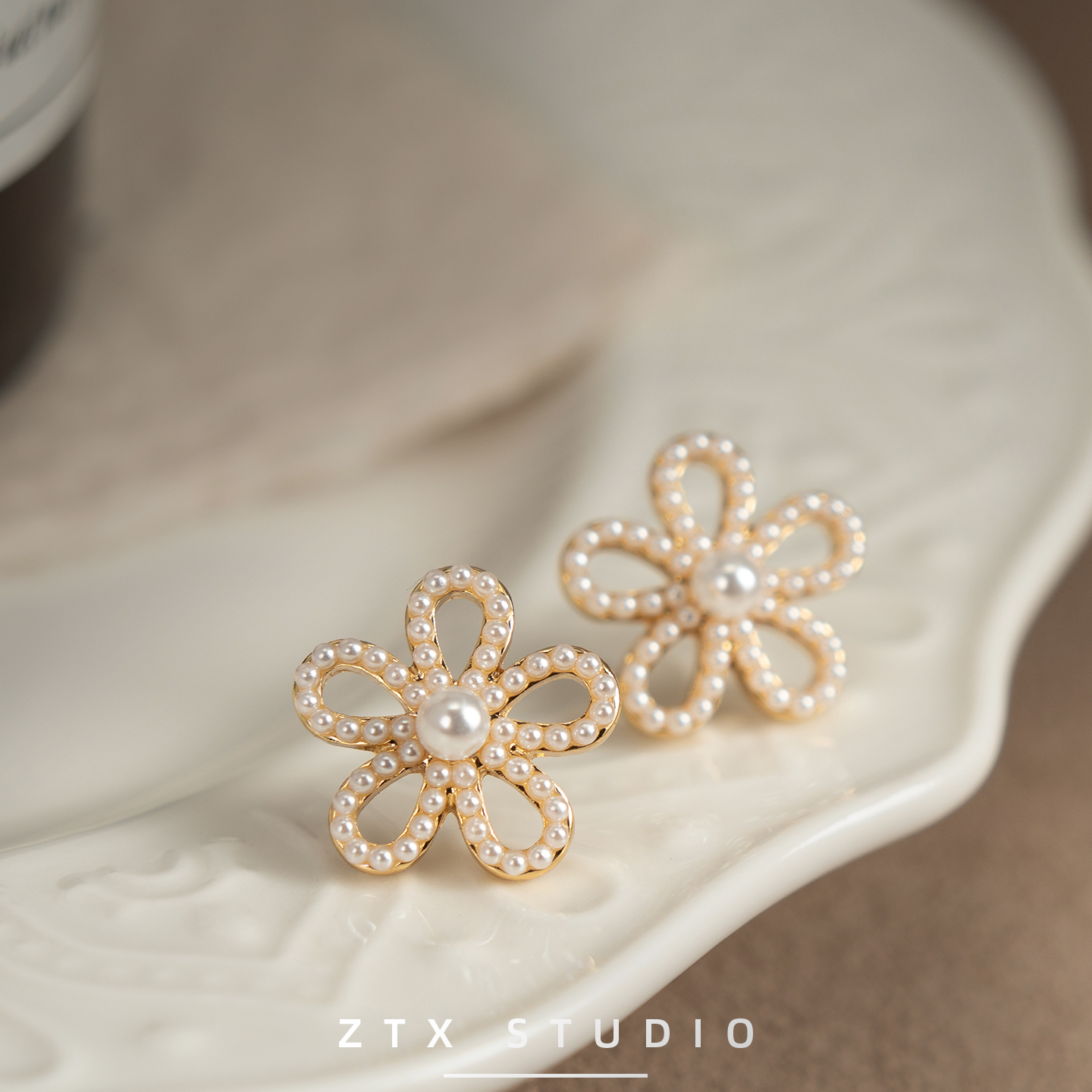 ZTX 花朵无耳洞珍珠耳夹女士高级适合夏天的耳饰蚊香盘夹耳式耳环