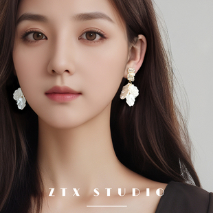 白色花朵耳夾無(wú)耳洞女2024新款 小眾高級(jí)感輕奢耳飾無(wú)痛蚊香盤耳環(huán)