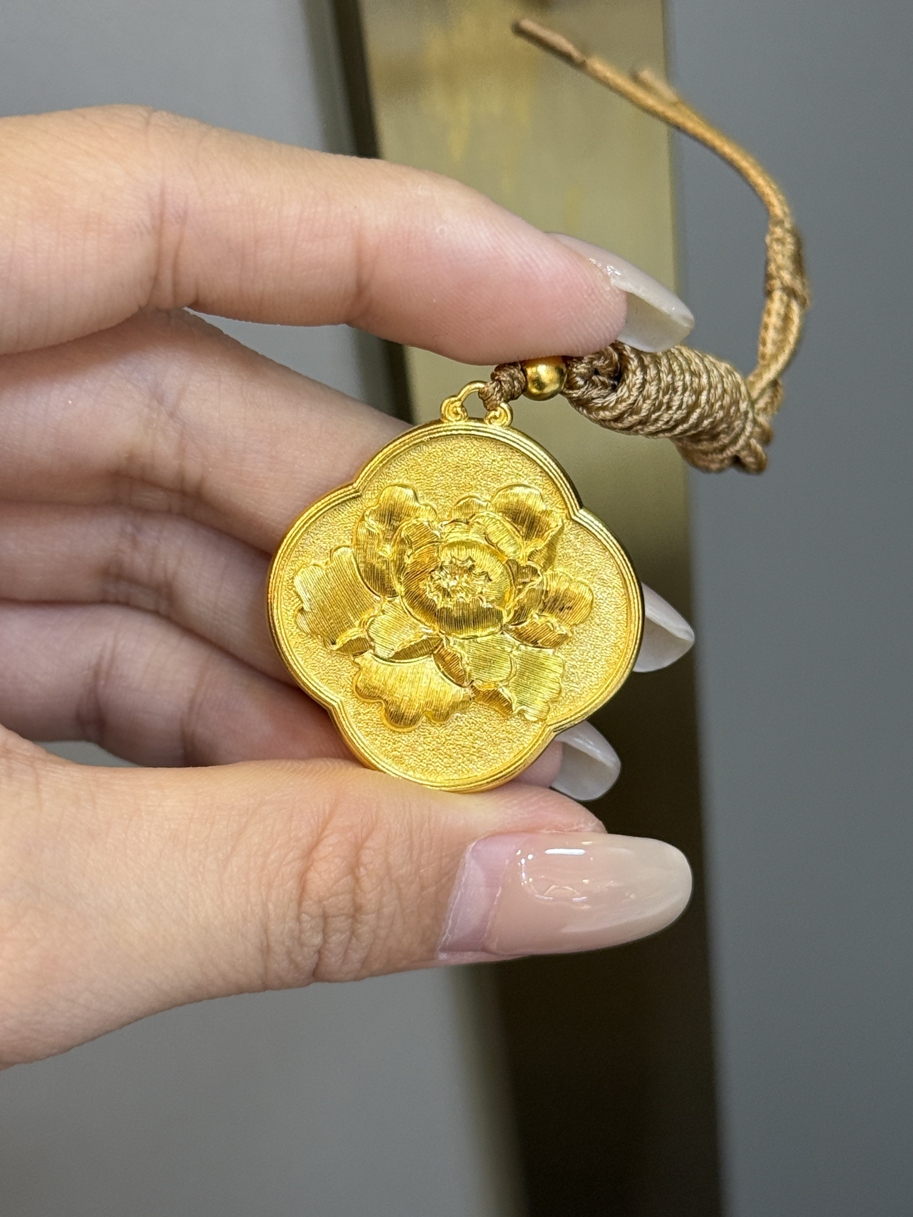 足金黄金錾刻牡丹花吊坠送女友礼物
