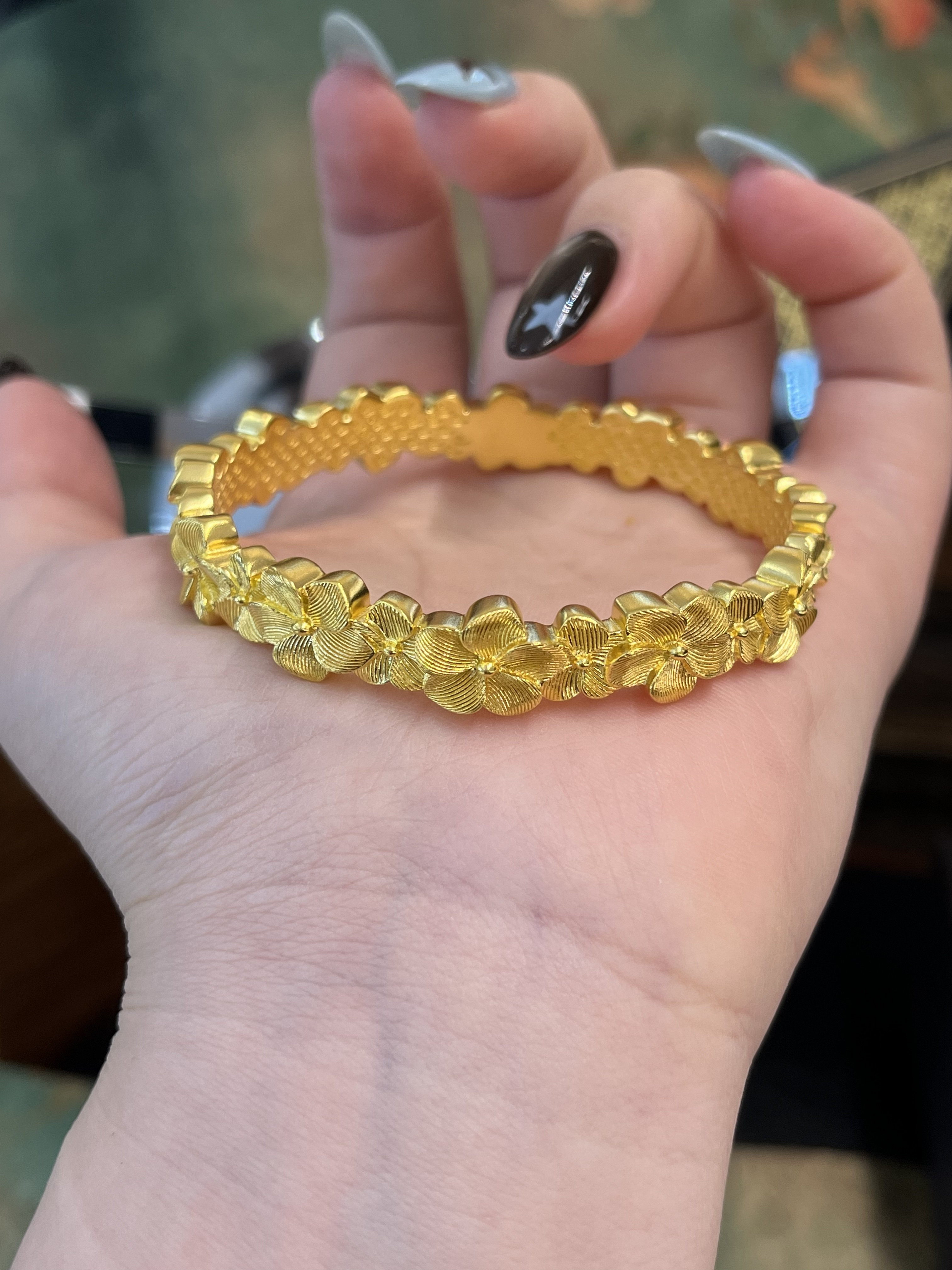 足金黄金錾刻繁花手镯送女友礼物
