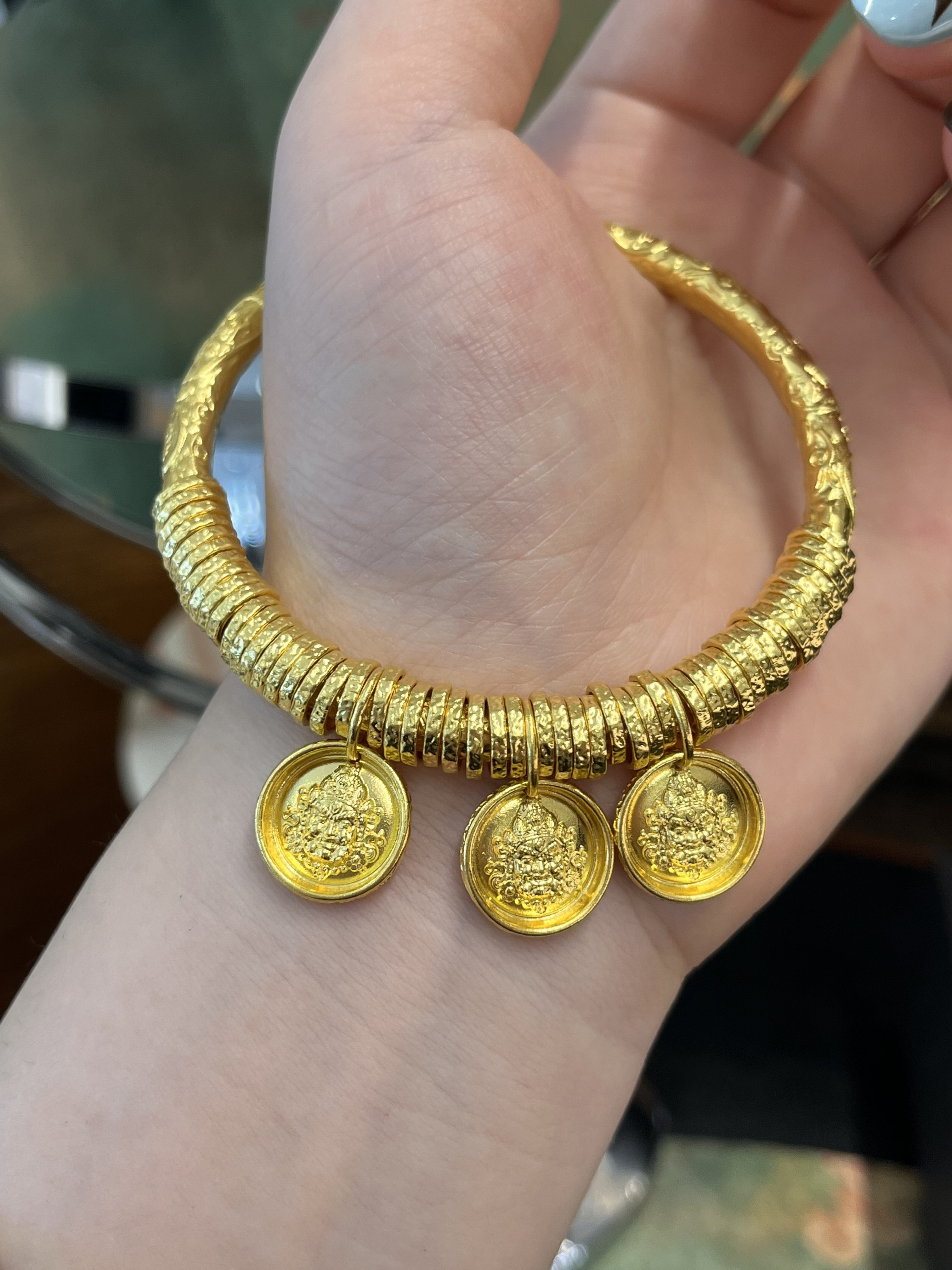 足金黄金錾刻黄财神盘缠手镯送女友礼物