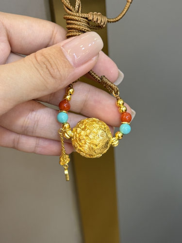 足金黄金錾刻锦鲤红球吊坠送女友礼物