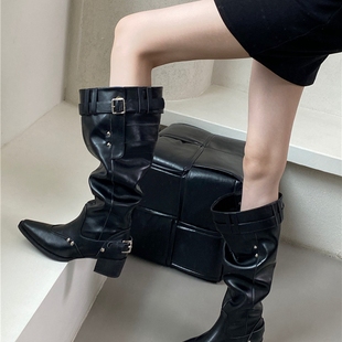 皮带扣铆钉套筒堆堆靴 辣妹粗跟绒面尖头大筒围长靴女2025秋冬新款