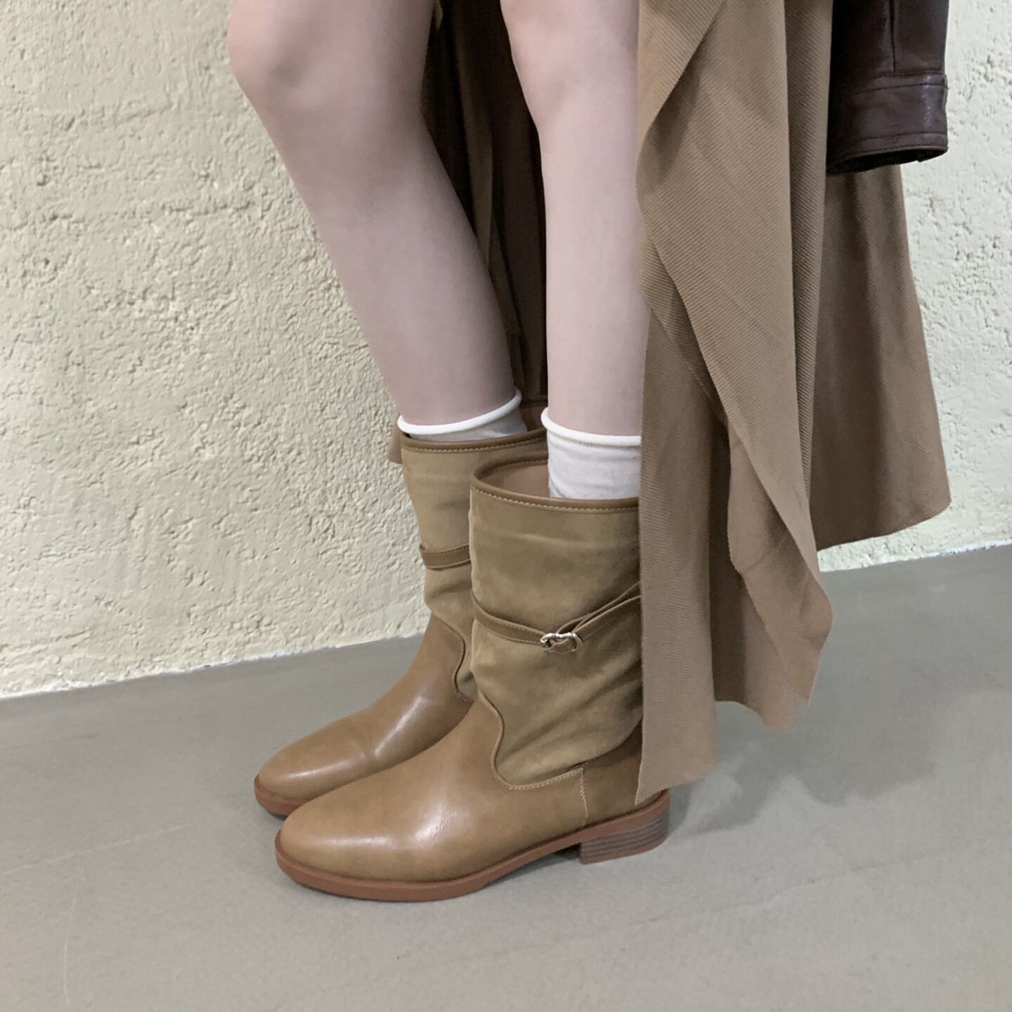 韩版英伦风皮带扣骑士靴女2026秋冬新款拼接绒面短靴粗跟机车靴女