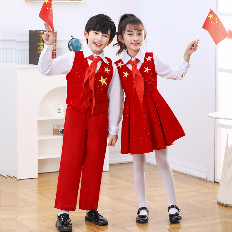 儿童合唱团演出礼服中小学生