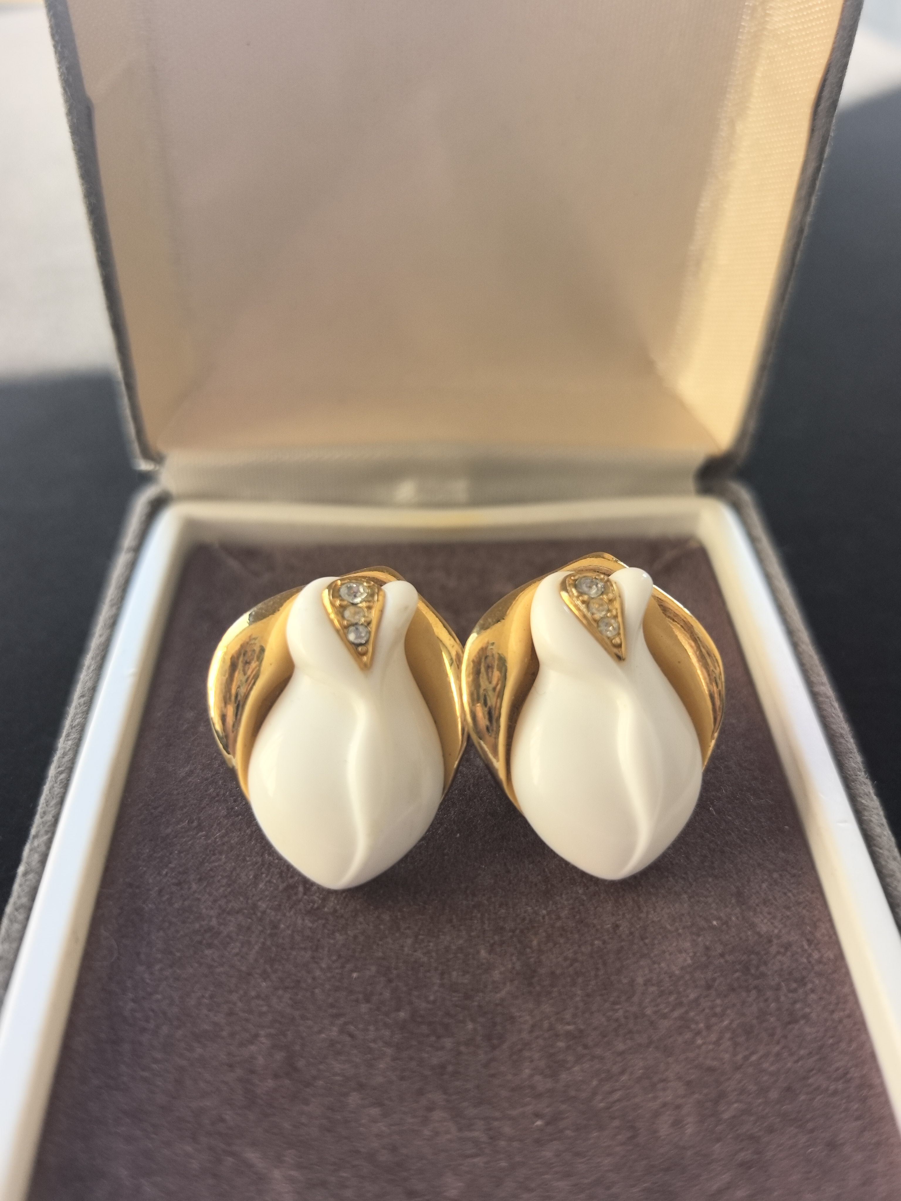 KJL for Avon 1989年午夜玫瑰白色耳钉