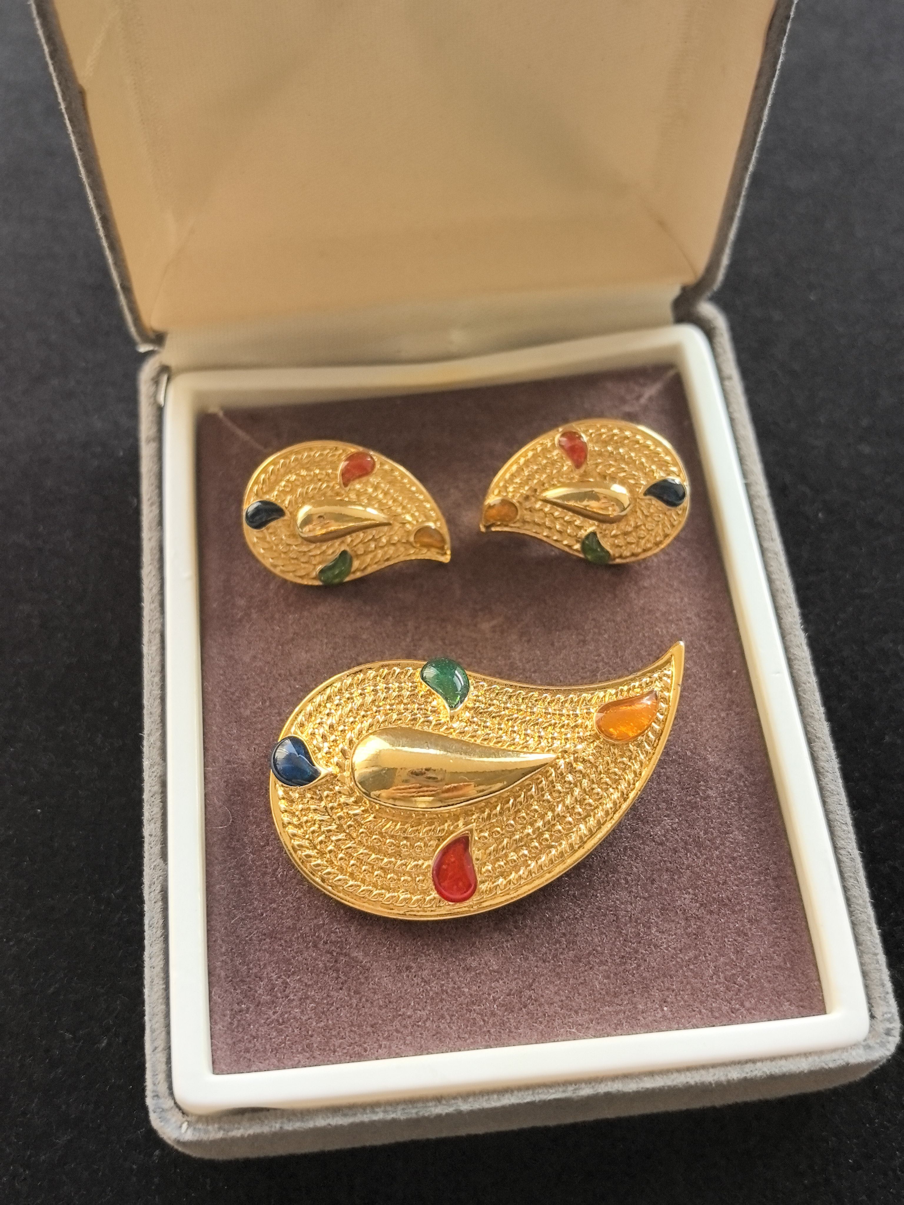 Avon 素金腰果胸针耳夹套装1986年书本款佩斯利胸针耳夹套装