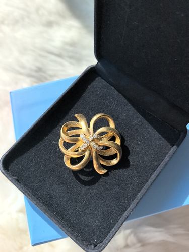 Monet.  素金莱茵石蝴蝶结花朵胸针精致OL风复古老件中古Vintage
