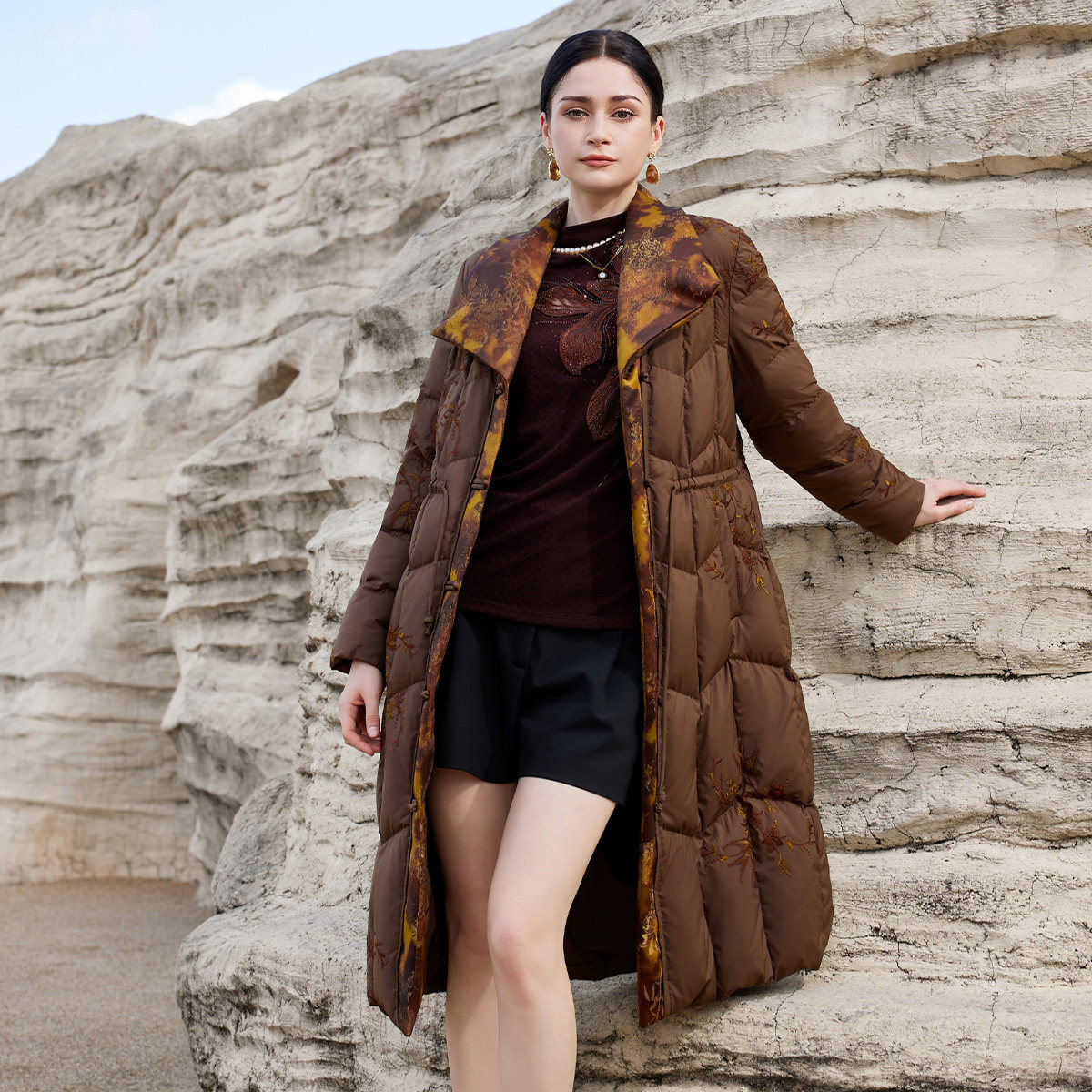 中老年妈妈洋气羽绒服中长款修身收腰新中式国风刺绣羽绒服