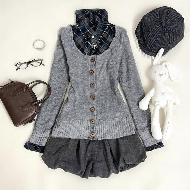 学院风减龄套装秋冬新款古着感灰色毛衣+格纹衬衫+花苞短裤三件套