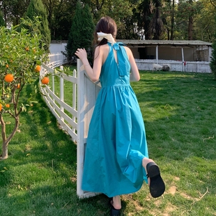 藍(lán)色女神范氣質(zhì)掛脖連衣裙女夏海邊度假風(fēng)氛圍感掐腰及踝a字長裙