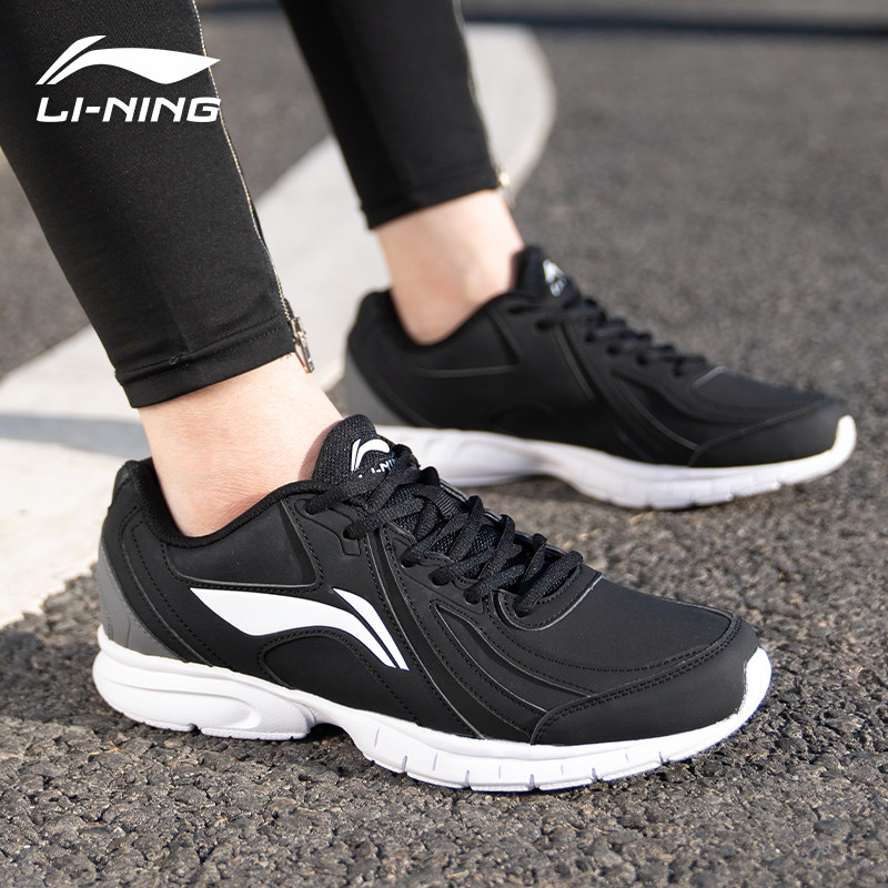 李宁男鞋运动鞋2026春季皮面保暖防波水跑步鞋黑色经典软底鞋子