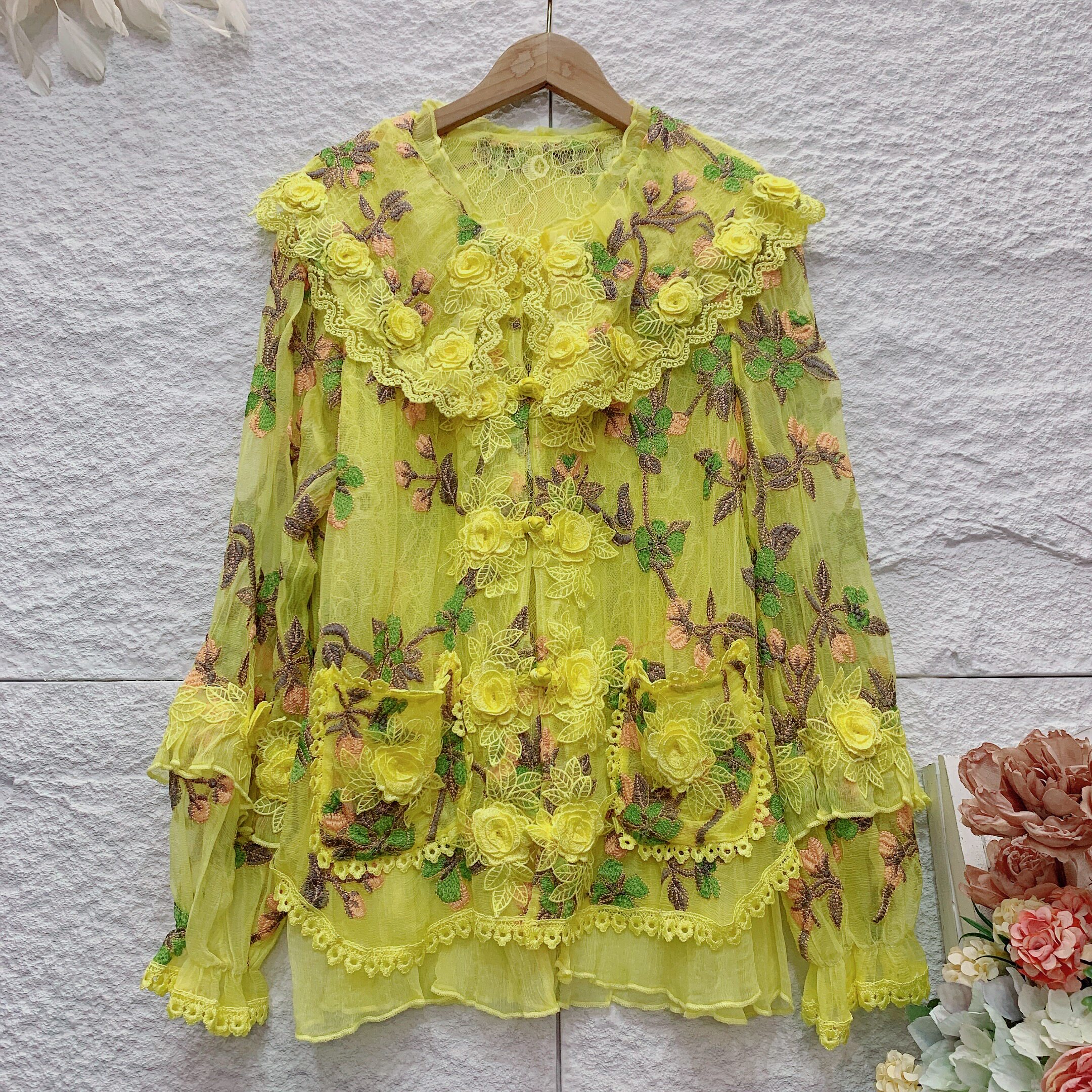 复古重工刺绣桑蚕丝长袖衬衫女2026新款真丝荷叶边百搭单排扣上衣