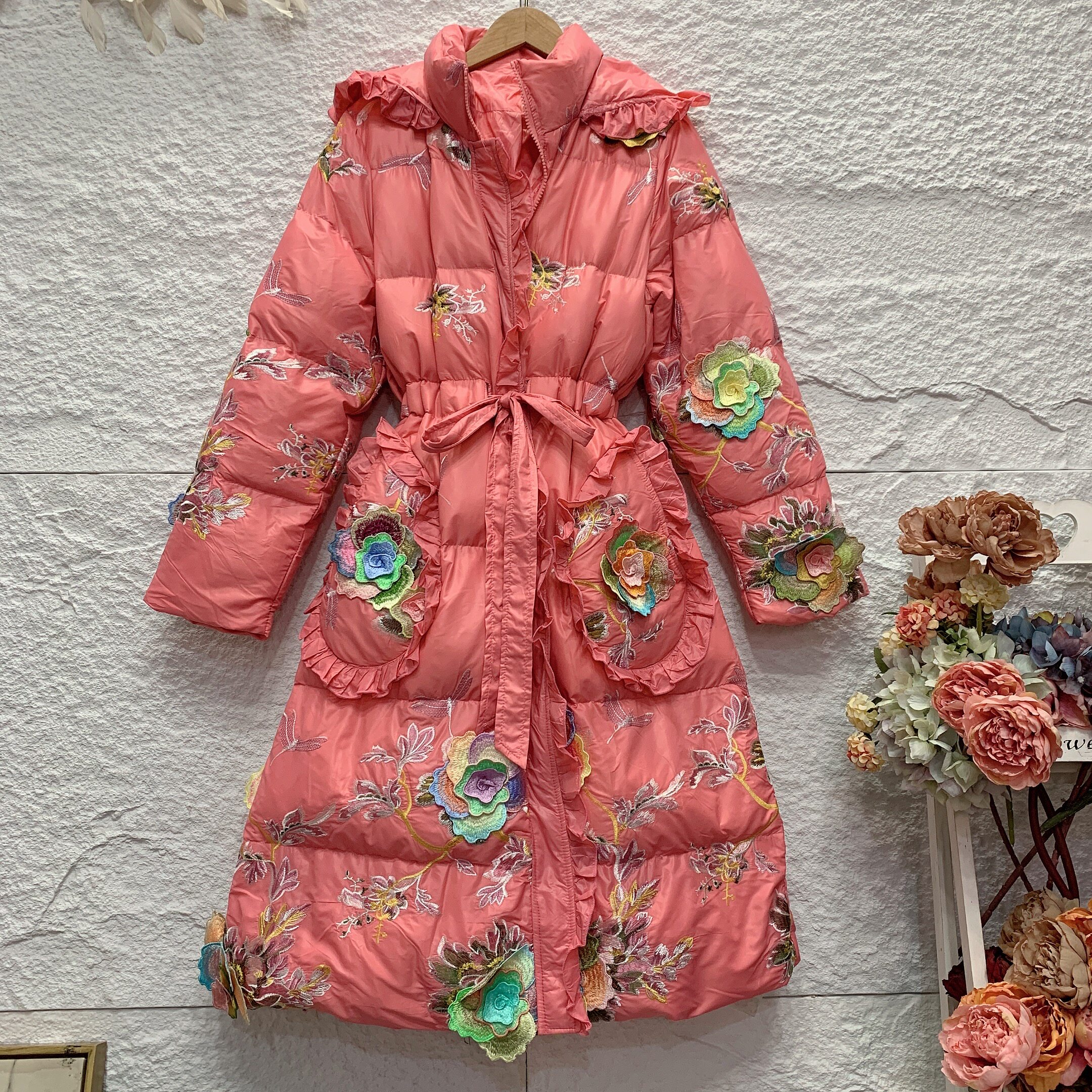 2025冬季新款羽绒服女贵气加厚白鸭绒保暖连帽刺绣飘花中长款外套
