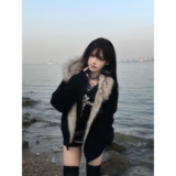 黑色