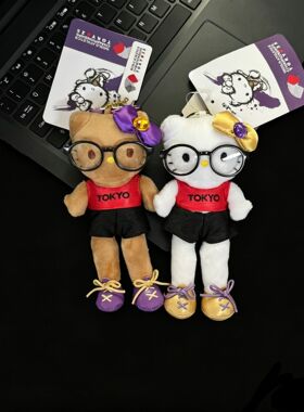 正版东京田径眼镜HelloKitty毛绒挂件白皮黑皮KT公仔钥匙扣少女