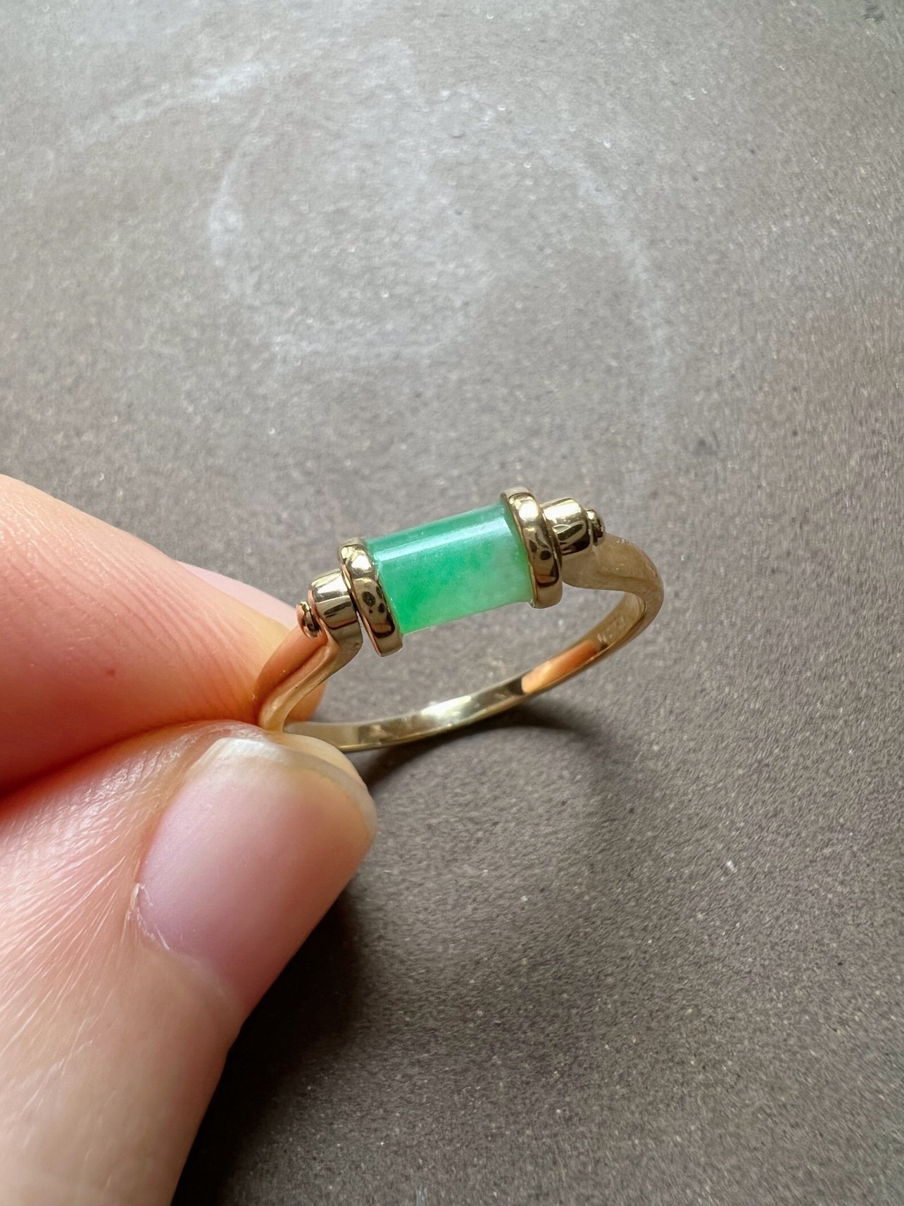 【赏】木易日辰 天然翡翠A货冰飘绿圆桶18k戒指