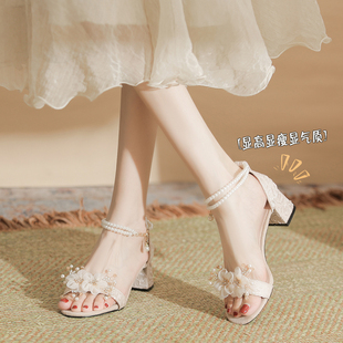 绝美2025新款大码高跟鞋粗跟加肥加宽珍珠一字扣带花朵露趾凉鞋