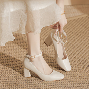 2025新款一字扣带方头大码粗跟高跟鞋加肥加宽通勤女单鞋百搭舒适