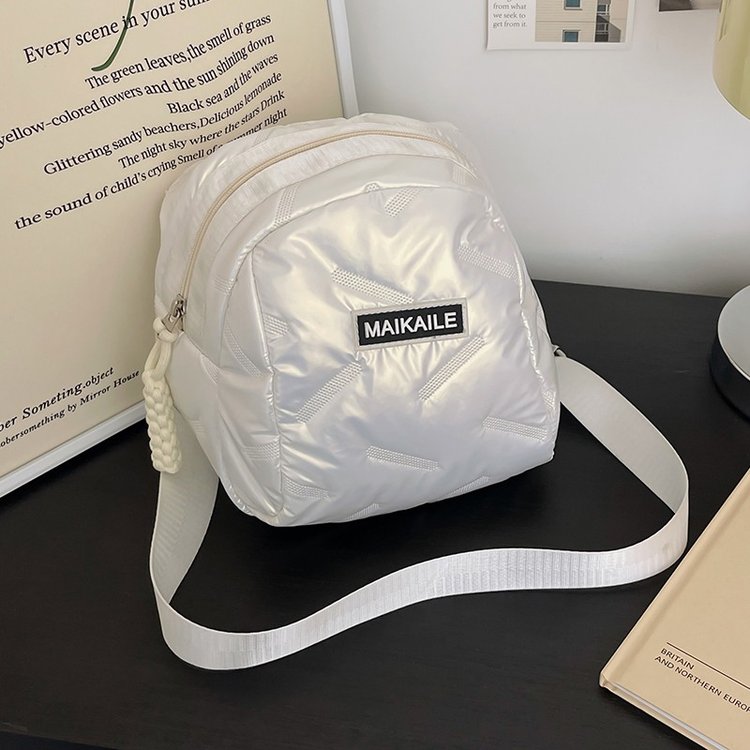 今年流行女包新款潮秋冬休闲羽绒斜挎包百搭爆款超火贝壳包单肩包