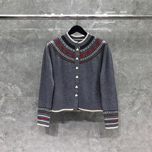 TB针织开衫女士复古费尔岛式嵌花秋冬氛围感编织提花撞色圆领毛衣