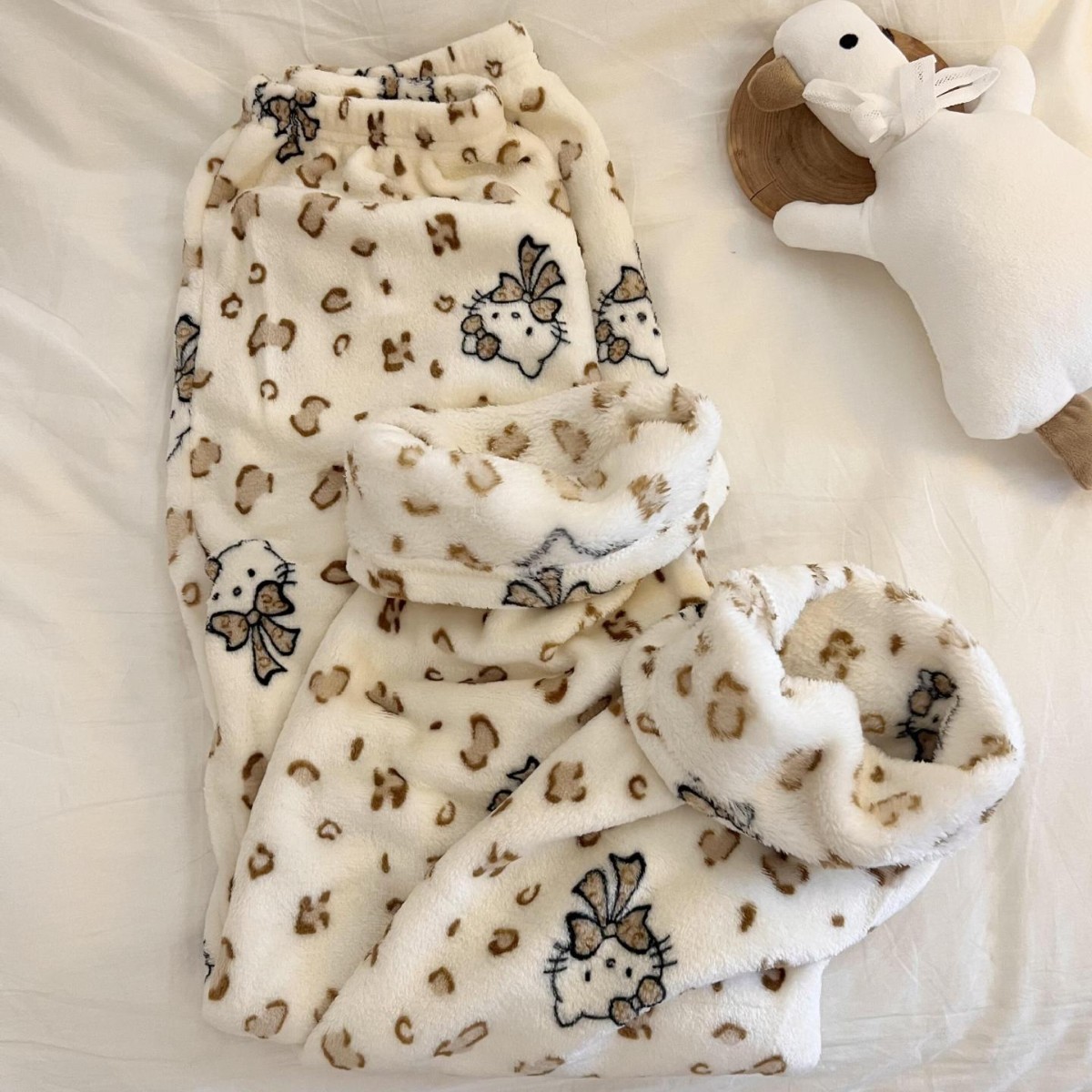 上新！秋冬季蝴蝶结小猫咪加绒宽口休闲裤百搭慵懒女可爱风可外穿