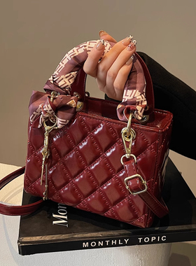 高级感红色漆皮包包女2025新款时尚洋气菱格斜挎包结婚新娘小拎包