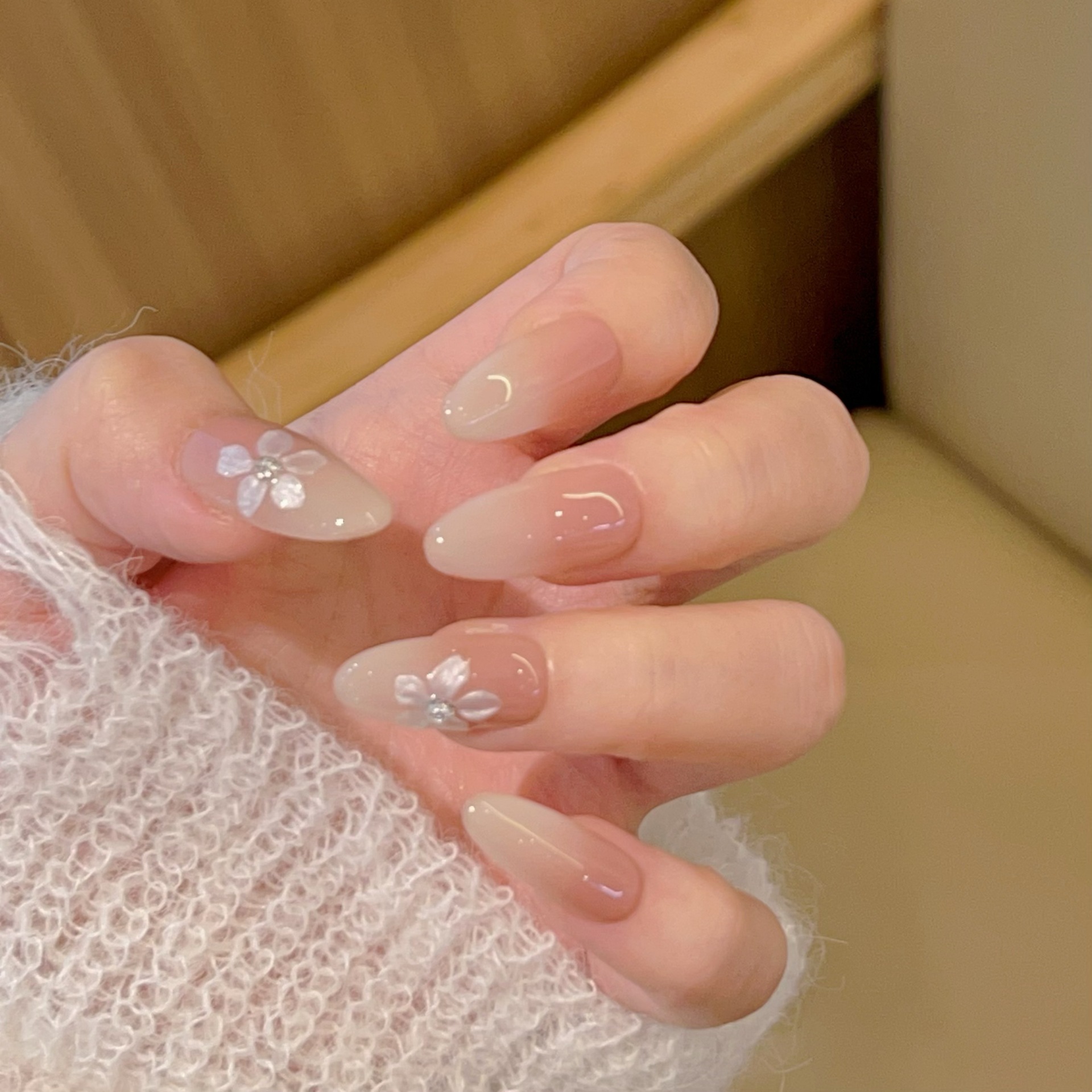 茶花开了渐变精致雕花纯手工穿戴甲纯欲裸色温柔显白气质短款美甲