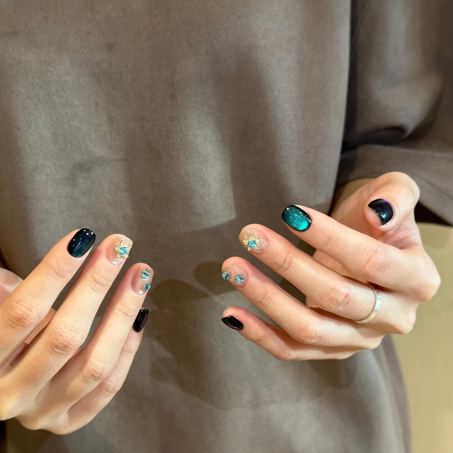 蓝色玻璃珠猫眼显白纯手工穿戴甲2025新款短款星星带钻爆闪美甲