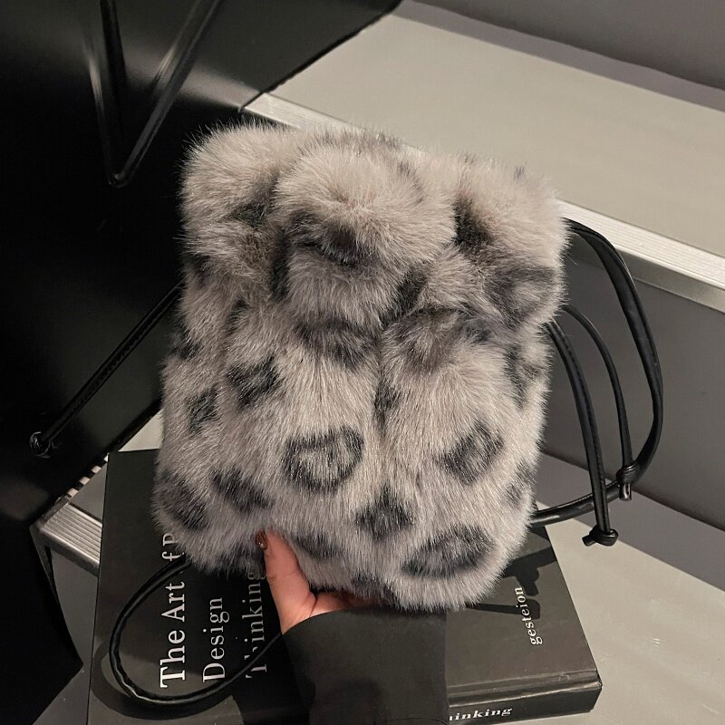 冬季新款毛绒包包女可爱洋气毛茸茸福袋水桶包百搭单肩斜挎毛毛包