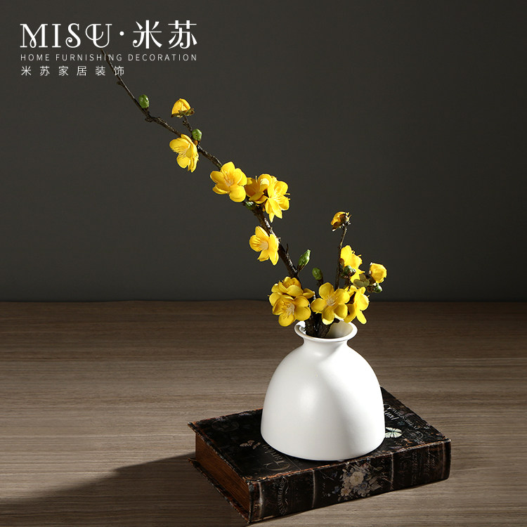 北欧简约现代陶瓷花瓶腊梅仿真