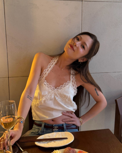 博主NaNa法式慵懒醋酸挂脖精致蕾丝边温柔知性度假吊带上衣Githo